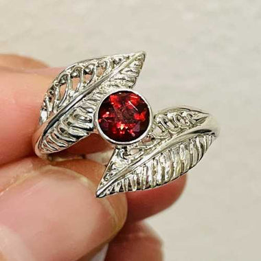 Double Leaf Silver Ring with Garnet | Energy, Vitality and Love - Ai NeDefault Category